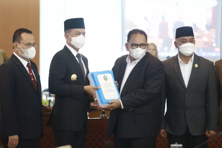 Wakil Gubernur (Wagub) Sumatera Utara (Sumut) Musa Rajekshah menyampaikan Nota Keuangan dan Rancangan Peraturan Daerah (Ranperda) Provinsi Sumut tentang Anggaran Pendapatan dan Belanja Daerah (APBD) Tahun 2022 pada Rapat Paripurna DPRD Sumut di Kantor DPRD Sumut, Senin (15/11).