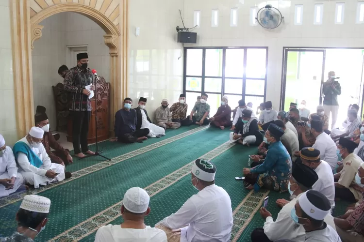 Wali Kota Medan, Bobby Nasution melaksanakan sholat jumat berjamaah di Masjid Al Yasmin 