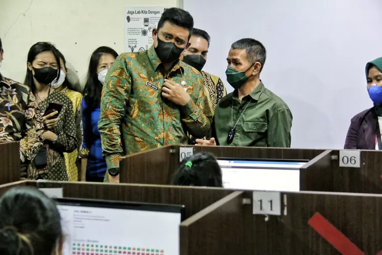 Wali Kota Medan Bobby Nasution meninjau ujian beasiswa Bobby Nasution di Universitas Prima Indonesia (UNPRI)