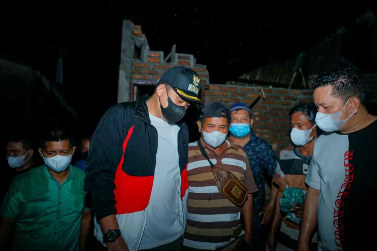 Bobby Nasution meninjau korban puting beliung di Kelurahan Binjai, Kecamatan Medan Denai, Sabtu (30/10) dini hari