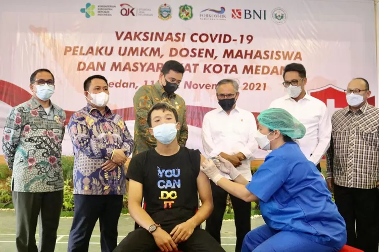Wali Kota Medan Bobby Nasution meninjau program vaksinasi dosis pertama yang di gelar OJK