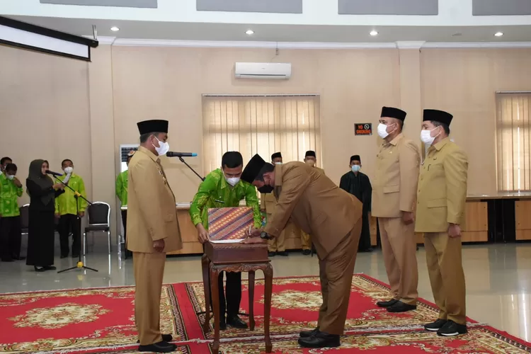 Bupati Serdang Bedagai (Sergai) H Darma Wijaya didampingi Wakil Bupati H Adlin Umar Yusri Tambunan ST MSP, mengukuhkan 4 orang dan melantik 11 orang Jabatan Pimpinan Tinggi (JPT) Pratama serta 2 orang Pejabat Administrasi di lingkungan Pemkab Sergai.