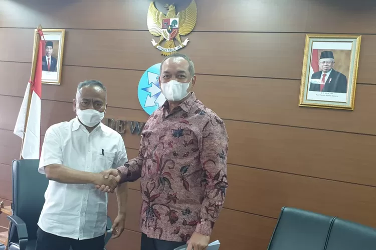 Serah terima pimpinan sidang dari anggota yang tertua (Atal S Depari), kepada ketua BPPA Terpilih (Syafril Nasution). (ist)