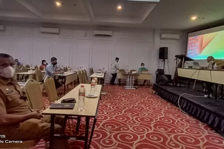 H Akmal saat menyampaikan kabar Sergai PPKM Level 1 disela-sela kegiatannya menghadiri pengelolaan manajemen proyek. (Foto: Dokumen Humas Pemkab Sergai). 