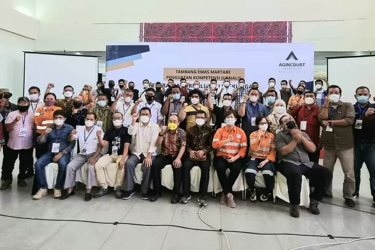 Director of Engineering PT Agincourt Resources Ruli Tanio diwakili Senior Manager of Corporate Communication Katarina Siburian Hardono bersama narasumber dan para jurnalis foto bersama usai mengikuti workshop jurnalis dalam rangka peningkatan SDM wartawan yang dilaksanakan PT.AR dengan LPDS di Aula Hotel PIA Pandan Kabupaten Tapteng, Selasa (7/12/2021). (Foto : Realitasonline / Riswandy)