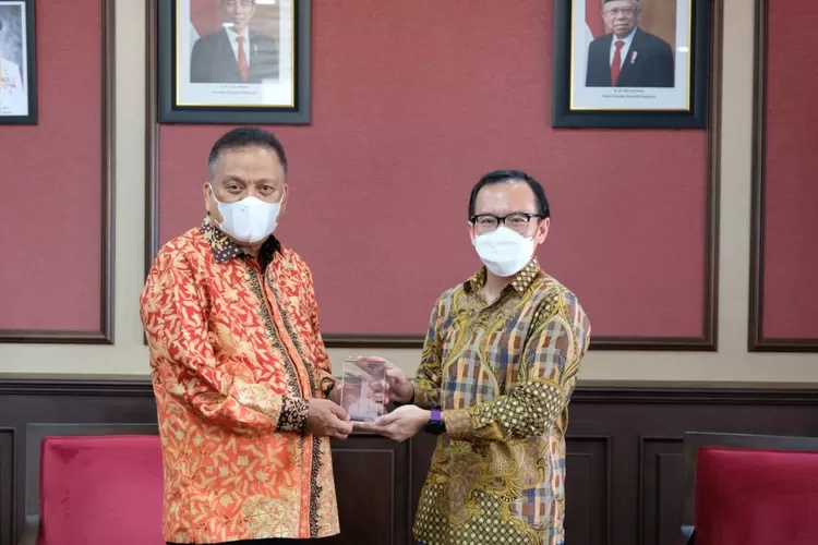 Direktur Digital Business Telkom M. Fajrin Rasyid (kanan) menyerahkan cindera mata kepada Gubernur Sulawesi Utara Olly Dondokambey usai kegiatan audiensi Telkom dengan Pemerintah Provinsi Sulawesi Utara guna mendukung Digitalisasi Pemerintahan dan UMKM, Manado, Kamis (9/12).