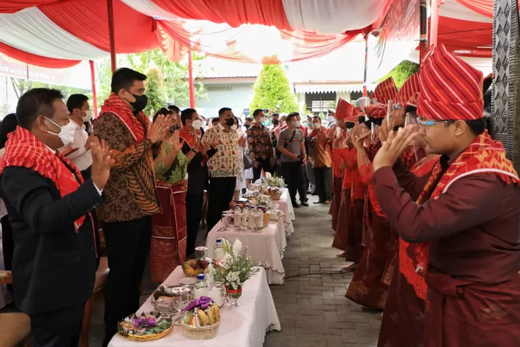 Wali Kota Medan Bobby Nasution ketika menghadiri Safari Natal Pemko Medan dalam rangka menyambut Hari Natal tahun 2021 di Gereja GBKP Majelis Runggun Bena Meriah, Jalan Flamboyan Raya, Kelurahan Tanjung Selamat, Medan Tuntungan, Minggu (5/12)