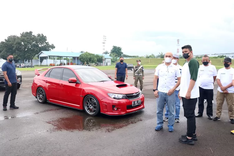 Wali Kota Medan, Bobby Nasution menyaksikan Lomba Drag Race dan Drag Bike yang berlangsung di Lanud Soewondo, Minggu (5/12/2021)
