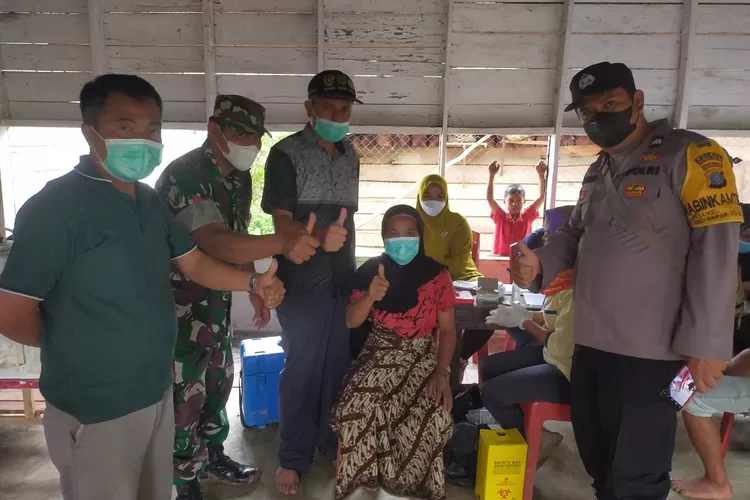 Keterangan gambar: Vaksinasi Prajurit TNI dari Babinsa Koramil 04/ SDH Kodim 0212/Tapsel melakukan kegiatan vaksinasi di tiga Desa terisolir di Kecamatan SD Hole Kabupaten Tapsel, Minggu (12/12/2021).(Foto : Realitasonline / Riswandy) 