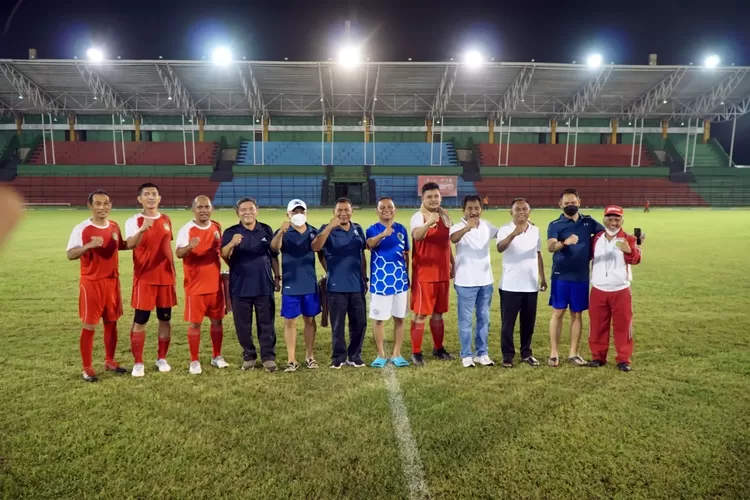 Pertandingan sepakbola persahabatan antara Pemerintah Kabupaten (Pemkab)/Pemerintah Kota (Pemko)  di Stadion Teladan
