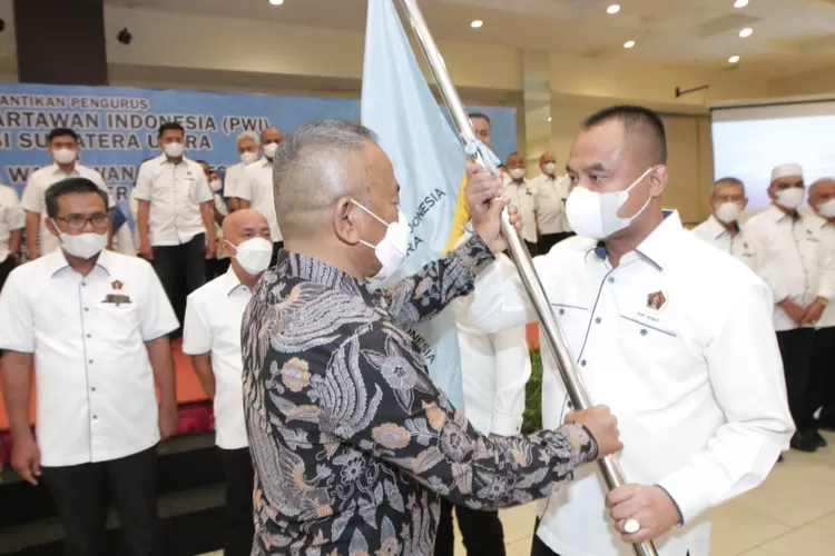 Ketua Umum PWI Pusat Pusat H Atal S Depari melantik H Farianda Putra Sinik SE menjadi Ketua PWI Sumut masa bakti 2021-2026.