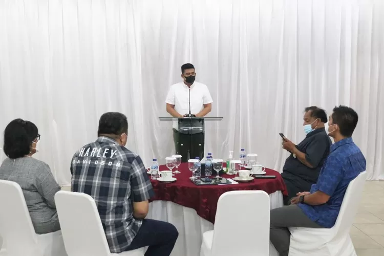 Walikota Medan Bobby Nasution dalam pertemuan silaturahmi dengan pimpinan serikat buruh dan pekerja di Medan, Minggu (19/12/2021) malam di rumah dinas wali kota.