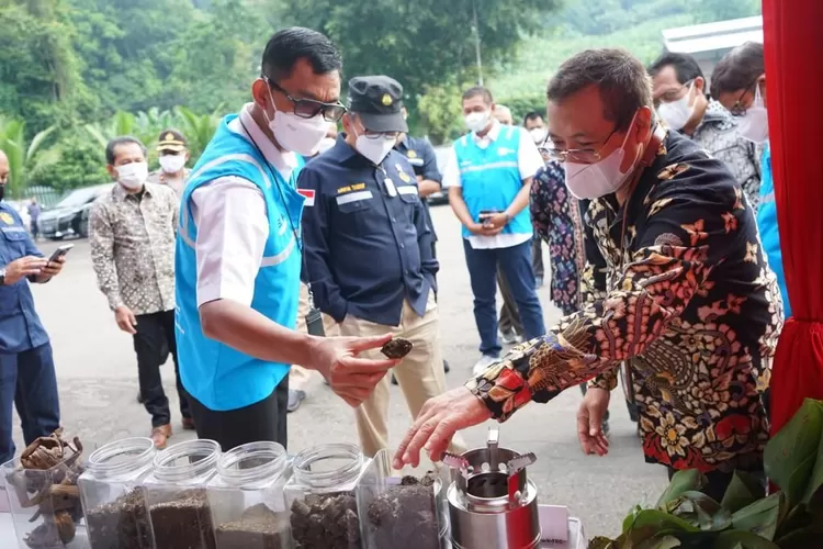 Menteri ESDM Arifin Tasrif mengunjungi PLTA Saguling yang merupakan pembangkit energi bersih yang menjadi backup start apabila terjadi blackout di Jawa bagian Barat 