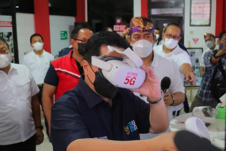 Menteri BUMN Erick Thohir (tengah) mencoba teknologi Virtual Reality yang telah didukung oleh jaringan 5G Telkomsel didampingi oleh Wakil Menteri II BUMN Kartika Wirjoatmodjo (kedua dari kiri) dan Direktur Utama Telkom Ririek Adriansyah (paling kiri) saat kunjungan kerja peninjauan kesiapan infrastruktur & layanan TelkomGroup menyambut G20 2022 di Nusa Dua, Bali, Selasa (28/12)