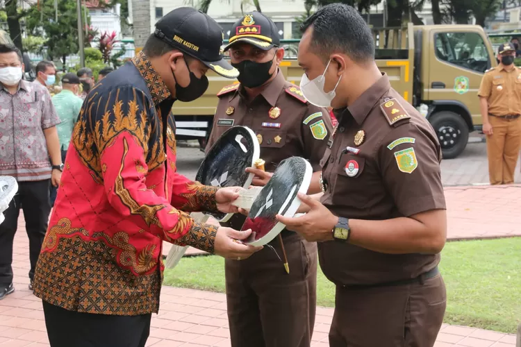 Walikota Medan Bobby Nasution memberikan penghargaan kepada Kecamatan dan Kelurahan yang berhasil menjadi pemenang dalam lomba Kecamatan dan Kelurahan terbaik tingkat Kota Medan tahun 2021.