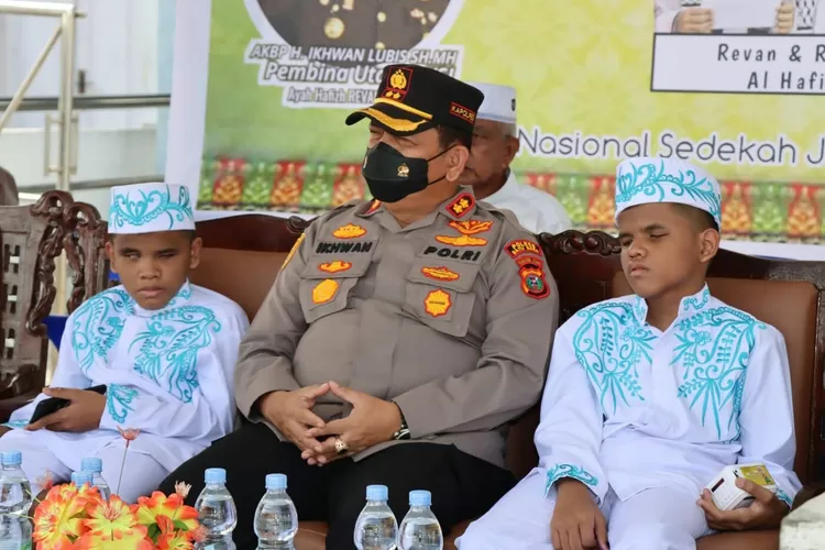 Kapolres Batubara sebagai pendiri KSJ AKBP H. Ikhwan Lubis SH MH photo bersama dengan Revan dan Revin. (Photo :Realitas/H.Guntur Sinaga).