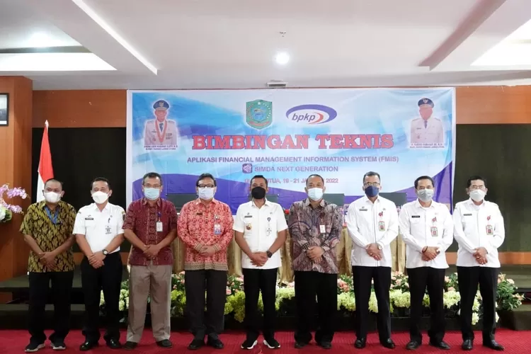 Bupati Paluta Andar Amin Harahap SSTP MSi foto bersama kepala BPKP Perwakilan Sumut Kwinhatmaka beserta undangan lainnya, Rabu (19/01)(REALITAS)