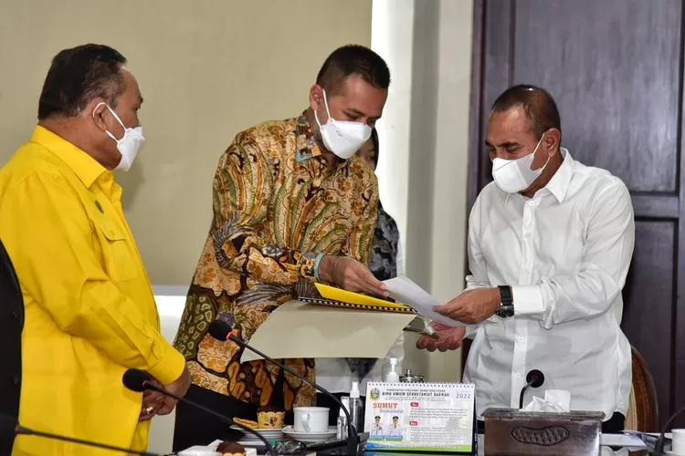 Gubernur Sumatera Utara (Sumut) Edy Rahmayadi menerima kunjungan silaturahmi Ketua Dewan Pimpinan Daerah (DPD) Partai Golkar Sumut Musa Rajekshah beserta Pengurus di Ruang Kerja Lantai 10, Kantor Gubernur Sumut, Jalan Pangeran Diponegoro Medan, Selasa (18/1/2022). Pertemuan itu dalam rangka mengundang Gubernur Sumut untuk dapat hadir pada perayaan Natal Partai Golkar Sumut pada 31 Januari 2022 di Kota Balige, Kabupaten Toba. (Foto Dinas Kominfo Provinsi Sumut : Veri Ardian)  