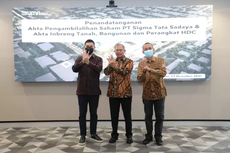 Direktur Keuangan & Manajemen Risiko Telkom Heri Supriadi (tengah) bersama Direktur STS Andreuw Th.A.F. (kiri) dan Vice President Strategic Investment Digital Telco Telkom Yusuf Wibisono usai penandatanganan Akta Pengambilalihan Saham PT Sigma Tata Sadaya & Akta Inbreng Tanah, Bangunan, & Perangkat Hyperscale Data Center di Jakarta, Senin (27/12/2021).  Konsolidasi data center ke dalam satu entitas (Data Center Co.) yang langsung berada di bawah Telkom merupakan bentuk keseriusan perusahaan dalam mengelola aset data center dan memberikan pelayanan yang terbaik bagi pelanggan.