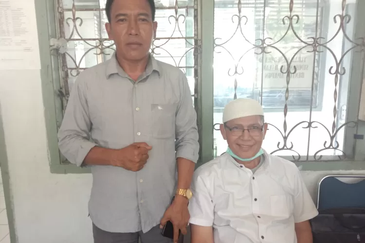 Kepala Dinas Pemuda dan Olahraga (kanan) H. Rustam, SE, MM didampingi Sekretarisnya (kiri) terangkan kegiatan turnamen bola kaki piala bupati yang akan berlaga pertengahan Januari 2022.(realitasonline/Zulmas)
