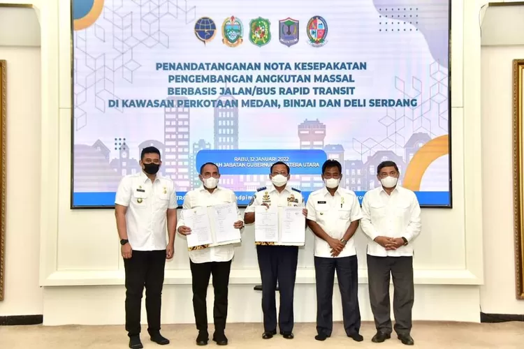 Wali Kota Medan Bobby Nasution melakukan penandatanganan Nota Kesepakatan Pengembangan Angkutan Massal Berbasis Jalan/Bus Rapid Transit (BRT) di Kawasan Perkotaan Medan, Binjai dan Deli Serdang di aulia rumah dinas Gubsu Jalan Sudirman, Rabu (12/1/2022).  