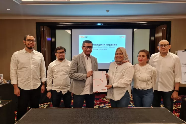 (Kiri-kanan) Chief Marketing Officer POSFIN Riano Bayu Satria, Chief Operating Officer POSFIN Sandi Mardiansyah, Chief Executive Officer POSFIN Setyo Budianto, Direktur Business & Marketing Finnet Irena Aldanituti, GHO Trading & E-Commerce Services Finnet Angelika Tiara Putri, dan Vice President Financial & Trading Services Finnet Firmanto A. Purawan usai penandatanganan Perjanjian Kerja Sama antara Finnet & POSFIN di Bandung (14/1). Kerja sama ini adalah wujud komitmen antara kedua anak perusahaan ‘pelat merah’ dalam mendukung inklusi keuangan di Indonesia.