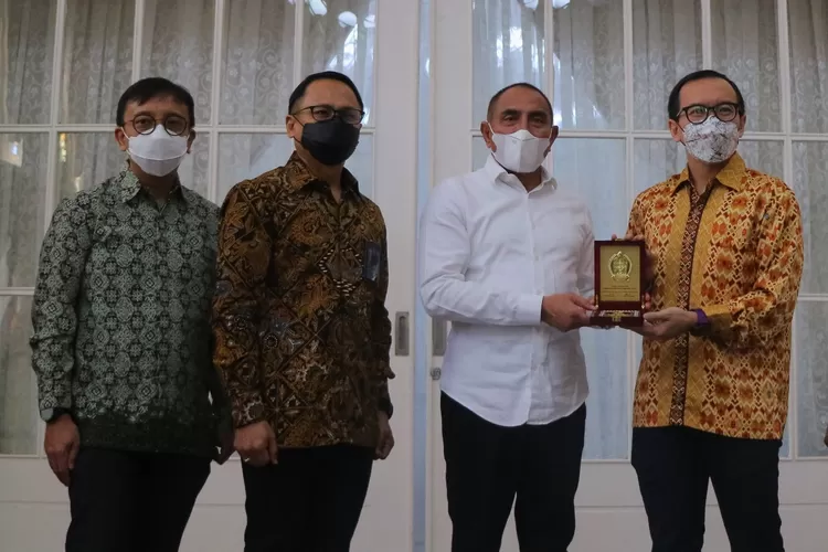  Gubernur Sumatera Utara Edy Rahmayadi (kedua dari kanan) menyerahkan cindera mata kepada Direktur Digital Business Telkom M. Fajrin Rasyid (paling kanan) disaksikan Executive Vice President Telkom Regional I Area Sumatera Semly Saalino (kedua dari kiri) dan Vice President Digital Business Strategy Telkom Riza A. N. Rukmana (paling kiri) usai audiensi untuk memperkenalkan lebih lanjut tentang produk dan layanan digital di bawah naungan Leap yang dapat mendukung aktivitas pemerintahan demi memberikan pelayanan terbaik bagi masyarakat di Medan, Jumat (21/1)