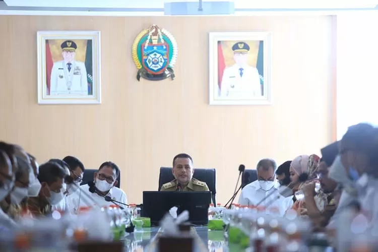 Wakil Gubernur (Wagub) Sumatera Utara (Sumut) Musa Rajekshah memimpin rapat lanjutan pengembangan Tangkahan - Bukitlawang di ruang rapat Kantor Gubernur, Jalan Diponegoro Nomor 30, Medan, Senin (3/1). (DISKOMINFO SUMUT)