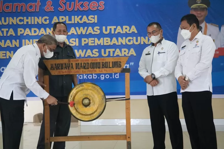 Foto : Sekdakab Paluta H Burhan Harahap SH memukul gong sebagai tanda peresmian aplikasi Bagas Data kabupaten Paluta, Rabu (02/02)(REALITAS)