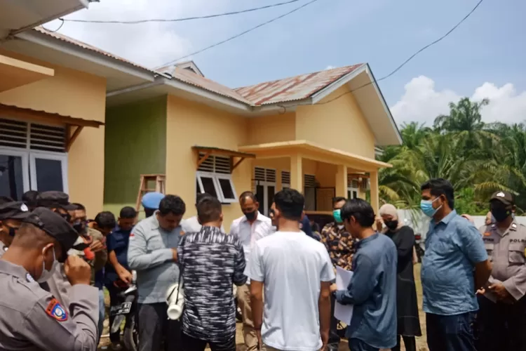 Massa AMPUN Paluta saat melakukan unjuk rasa di halaman kantor Bawaslu dan Kejari Paluta, Kamis (03/02).(REALITAS)