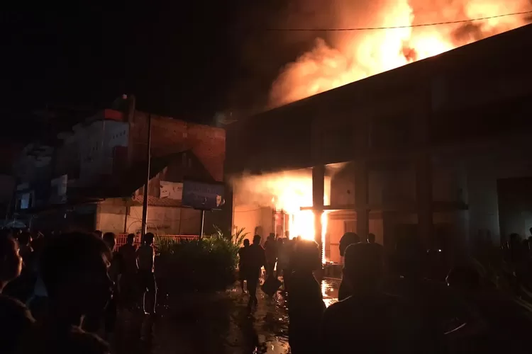 Foto : Bangunan permanen milik toko penjual perabot UD Panam di Pasar Gunungtua ludes terbakar, Kamis (03/02) malam.(REALITAS)