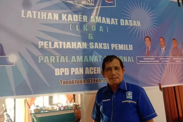 Majelis Pembina dan Pengawas Daerah (MPPD) PAN Aceh Selatan, M.Nasir Gani, SH, sedang berikan keterangan Pers.(realitasonline/Zulmas) 