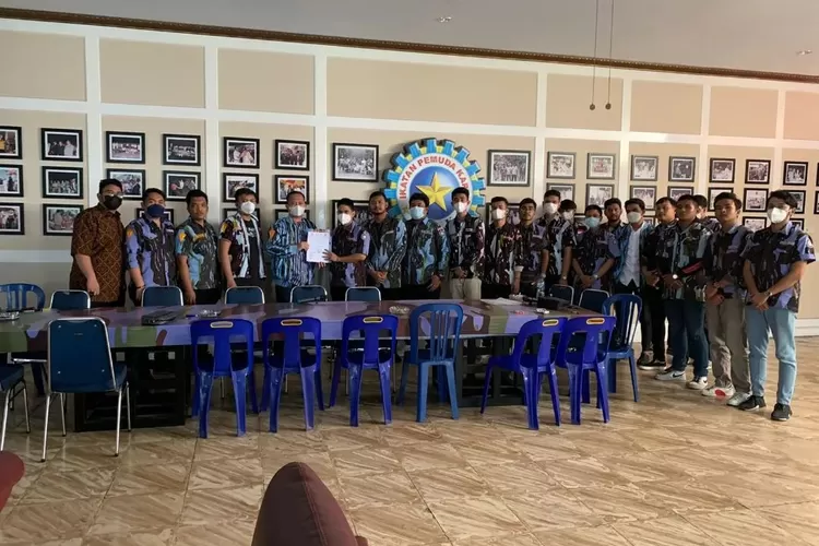 Ketua DPD Sapma IPK Prov. Sumatera Utara Wanseptember Situmorang SH MH menyerahkan Surat Keputusan (SK) Definitif kepada DPD Sapma IPK Kota Medan periode 2022-2027