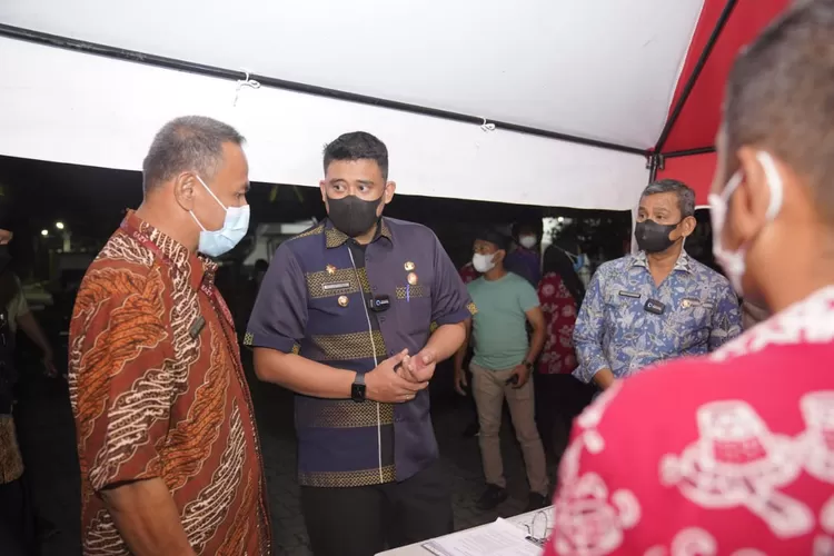 Wali Kota Medan Bobby Nasution melakukan peninjauan Isolasi Lingkungan di lingkungan XVII jalan Bajak II, Kelurahan Harjosari II, Kecamatan Medan Amplas