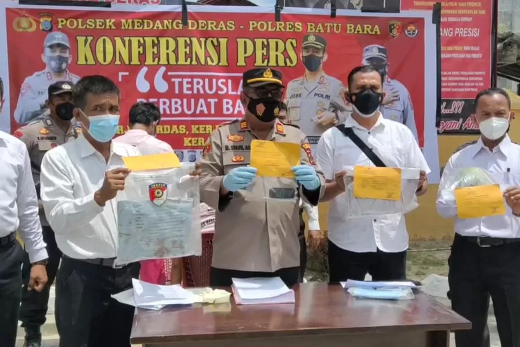 Kapolsek Medang Deras AKP M. Syafii menunjukkan barang bukti hasil kejahatan perampok pedagang Emas. (Photo :Realitas/H.Guntur Sinaga)