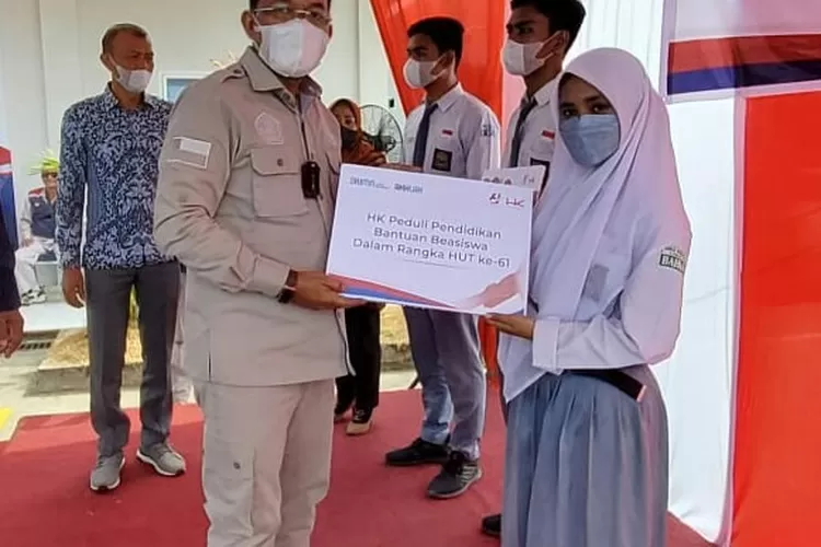 Kadisdik Batubara Ilyas Sitorus menyerahkan bantuan dari PT Hutama Karya kepada siswa Batubara. (Photo :Realitasonline/H.Guntur Sinaga)