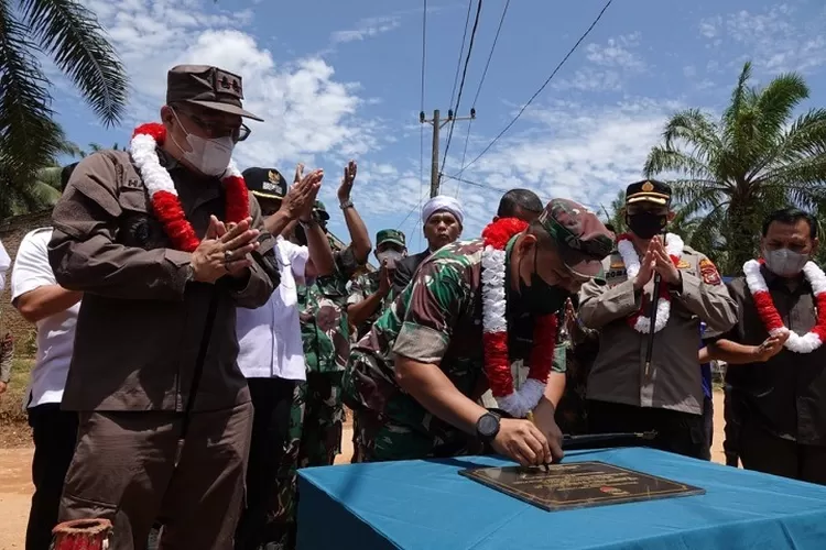 Dandim 0212/TS Letkol (INF) Rooy Chandra Sihombing SIP menandatangani prasasti Kampung Pancasila desa Batang Pane II, kecamatan Halongonan Timur, Rabu (23/03).(REALITAS) 
