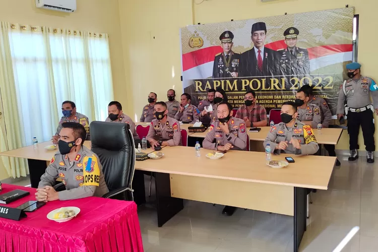 Kapolres Batubara AKBP Jose DC Fernandes S. IK bersama PJU Polres Batubara mengikuti Rapim Polri 2022 secara zoom meeting. (Photo:Realitasonline/H.Guntur Sinaga)
