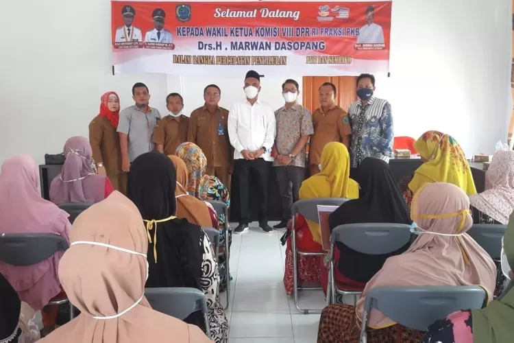 Wakil Ketua Komisi VIII DPR RI Drs H Marwan Dasopang MSi menyapa masyarakat penerima bansos di kabupaten Paluta, Senin (07/03).(REALITAS) 