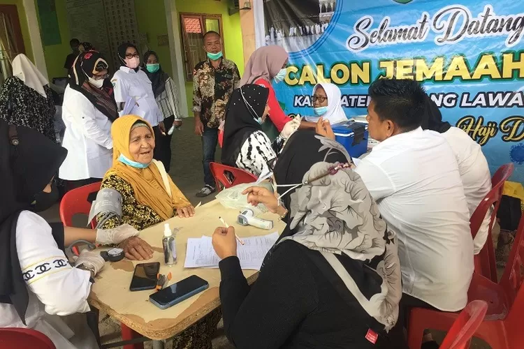 Calon jemaah haji Kabupaten Paluta tampak sedang menjalani pemeriksaan kesehatan yang dilakukan oleh pihak Dinkes Paluta di Puskesmas Gunungtua, Kamis (24/03). (Ist)