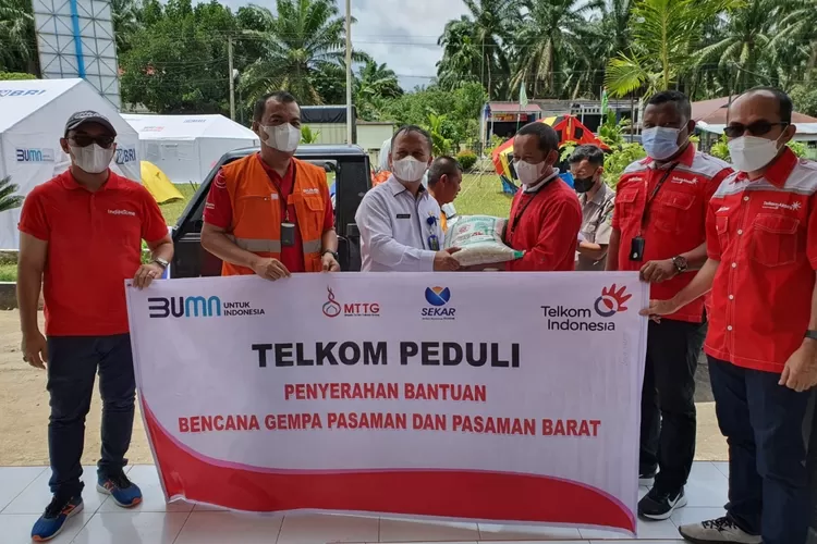 Penyerahan bantuan Telkom Peduli Bencana Gempa Pasaman & Pasaman Barat dipimpin oleh General Manager Telkom Witel Sumatera Barat Alfi Sumarta mewakili Tim TJSL PT Telkom (kedua dari kiri) kepada Sekretaris Kecamatan Tigo Nagari Pasaman Barat di Posko Utama Rumah Bupati Pasaman Barat.