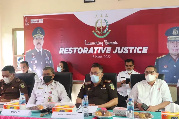  Kepala Kejari Paluta Hartam Ediyanto beserta jajarannya saat mengikuti arahan jaksa Agung RI Burhanuddin pada peresmian rumah RJ di desa Purba Sinomba, Rabu (16/03).(REALITAS)