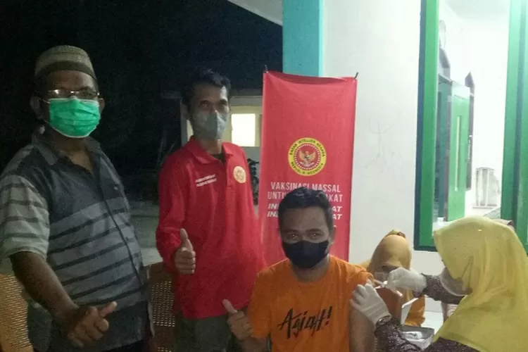 Danramil 05/PB Kapten (INF) Jungkarnaen Siregar didampingi perwakilan BINDA Sumut kabupaten Paluta memantau pelaksanaan vaksinasi di Masjid Al Akbar, Gunungtua, kecamatan Padang Bolak, Selasa (12/04) malam.(REALITAS)