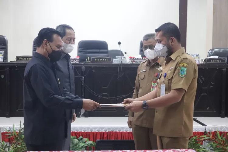 Bupati Paluta Andar Amin Harahap SSTP MSi saat menerima rekomendasi DPRD Paluta tentang LKPJ Kepala Daerah Tahun anggaran 2021 pada sidang paripurna DPRD Paluta, Senin (18/04).(REALITAS/AKHIR S RAMBE)
