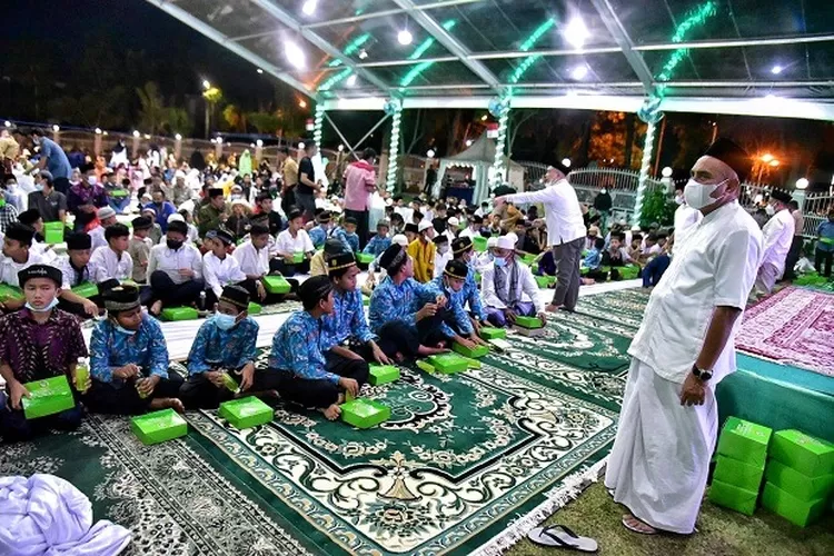 Gubernur Sumatera Utara (Sumut) Edy Rahmayadi melaksanakan buka puasa 8 Ramadhan 1443 H serta Salat Maghrib bersama para Anak Yatim Piatu di Masjid Gubsu, Rumah Dinas Gubernur Sumut, Jalan Sudirman Medan, Minggu (10/4/2022). (Foto Dinas Kominfo Provinsi Sumut : Veri Ardian)