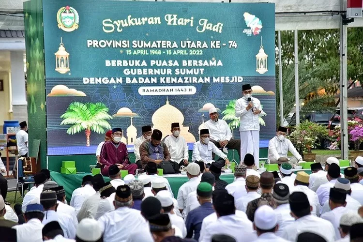 Gubernur Sumatera Utara (Sumut) Edy Rahmayadi melaksanakan buka puasa 13 Ramadan 1443 H serta Salat Maghrib bersama para Pengurus Badan Kemakmuran Masjid (BKM) sekaligus Syukuran Hari Jadi ke-74 Provinsi Sumut  di Halaman Masjid Gubsu, Rumah Jabatan Gubernur Sumut, Jalan Sudirman Medan,  Jumat (15/4/2022). (Foto Dinas Kominfo Provinsi Sumut : Veri Ardian)