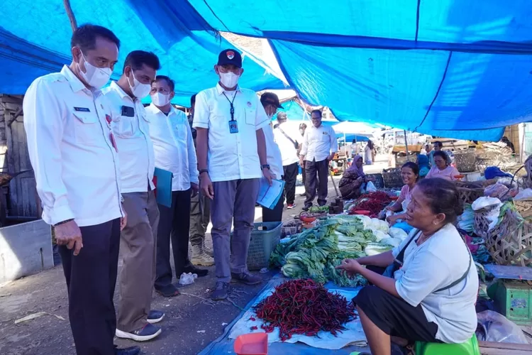 Tim Satgas Pangan kabupaten Paluta melakukan monitoring harga dan ketersediaan bahan pokok di pasar Gunungtua, Rabu (20/04).(REALITAS) 