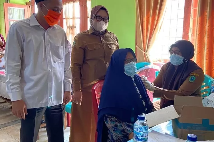 Calon Jemaah haji kabupaten Paluta menjalani vaksinasi meningitis di puskesmas Gunungtua, Senin (23/05). 