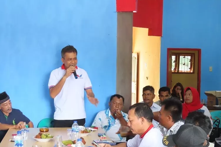 Ketua DPD Partai Perindo Paluta Gusman Efendi Siregar memimpin rapat konsolidasi sekaligus halal bi halal bersama jajaran pengurus dan kader partai Perindo Paluta, Rabu (11/05).