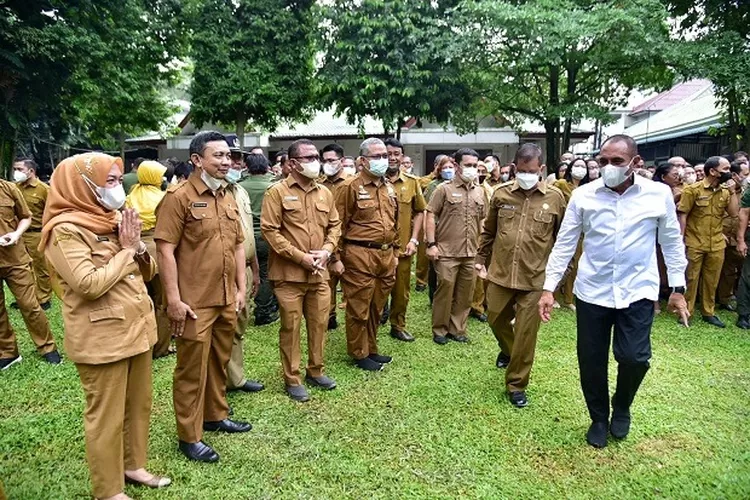 Gubernur Sumatera Utara (Sumut) Edy Rahmayadi melakukan inspeksi mendadak (Sidak) hari pertama kerja usai libur Idulfitri 1443 H di beberapa Dinas/Badan Pemerintah Provinsi Sumut, Senin (9/5/2022). Adapun Dinas/Badan yang disidak antara lain, Dinas Kehutanan, Badan Pengelola Pajak dan Retribusi Daerah (BPPRD), Badan Penanggulangan Bencana Daerah (BPBD) dan Satuan Polisi Pamong Praja (Satpol PP). (Foto Dinas Kominfo Provinsi Sumut : Veri Ardian)